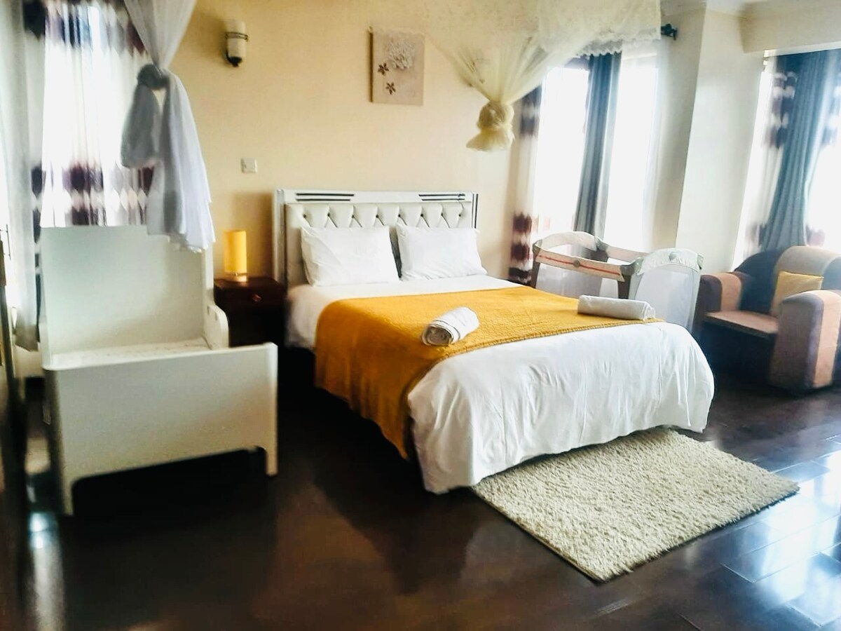 זה חדר שינה ראשי עם מיטת ילדים. 