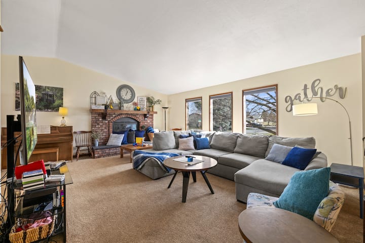 4 Bdrm-2 Bath. Two Family Rooms With A Game Room - Post Falls, ID