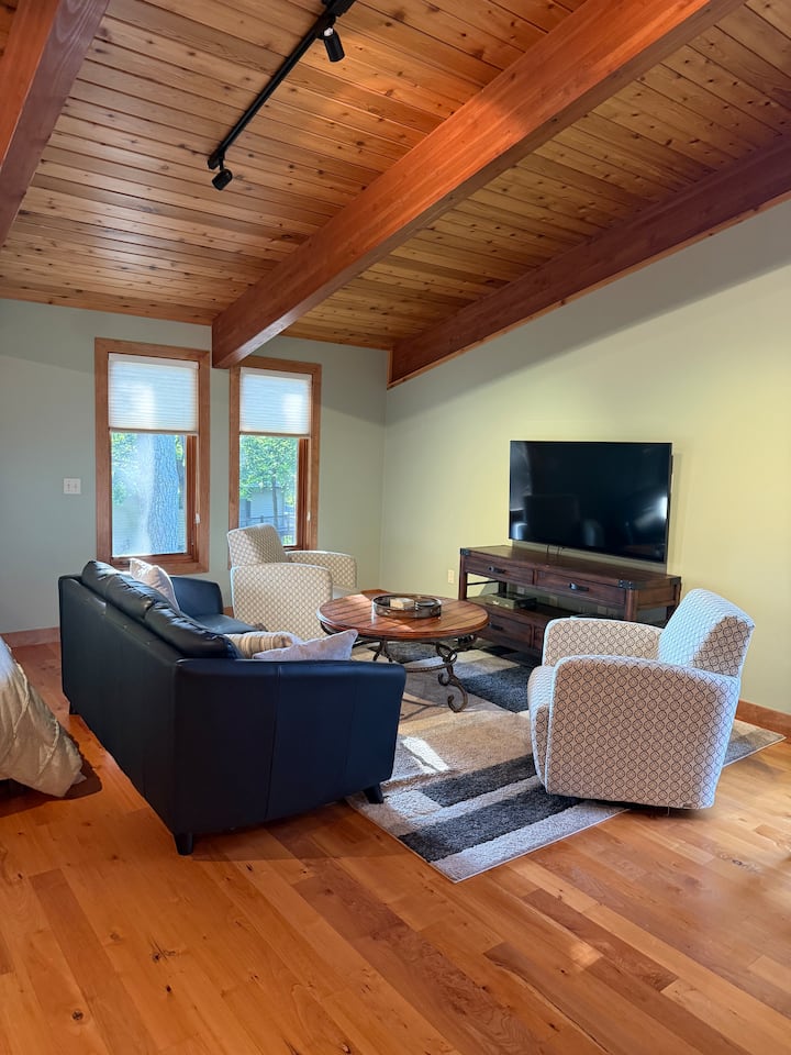 Private Loft Apartment. Centrally Located - Mankato, MN