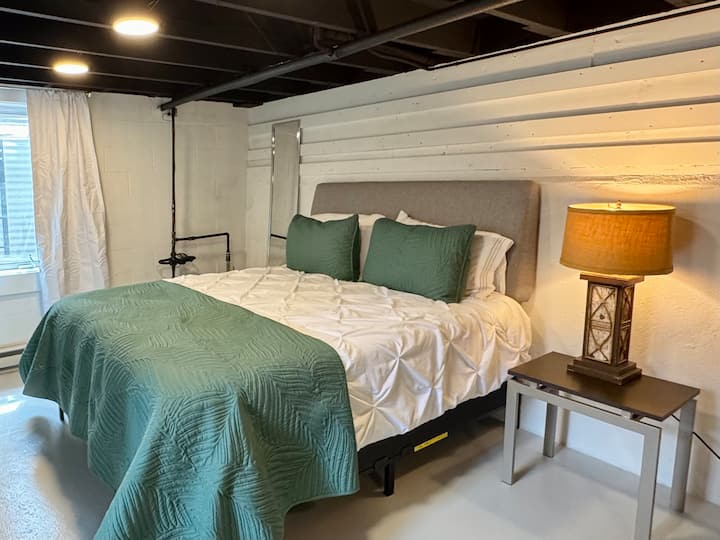 Lit queen confortable au sous-sol pour vos voyageurs supplémentaires. 