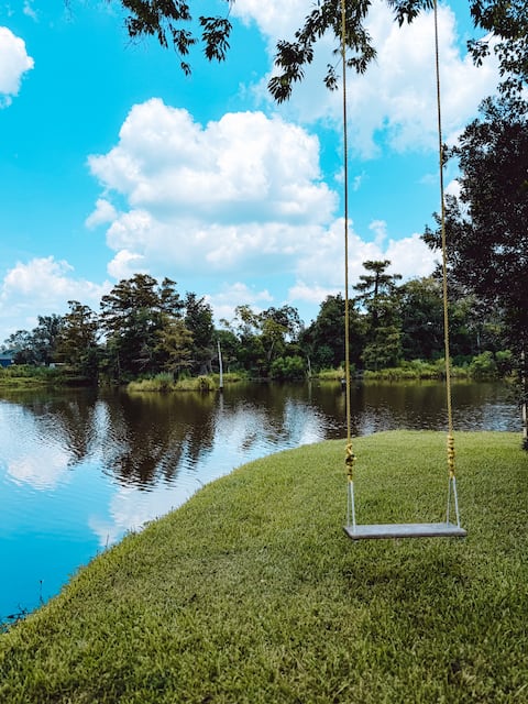Bayou Chambré quiet
Louisiana bayou awaits-2guests