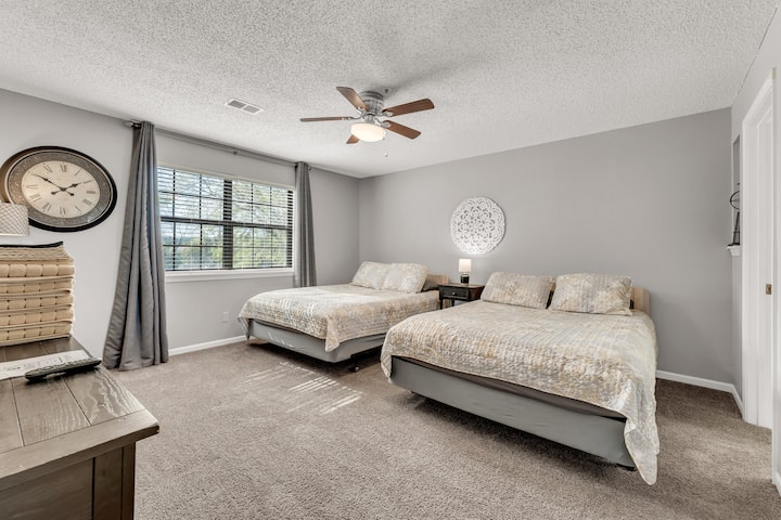 Second bedroom with two comfortable queen beds and attached bathroom.  Branson Lakes Lodging vacation rentals - centrally located to the Branson Strip. 