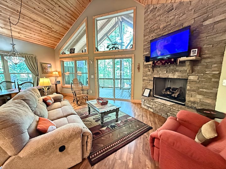 Chalet On The Green | Innsbruck Home With Hot Tub - Helen, GA