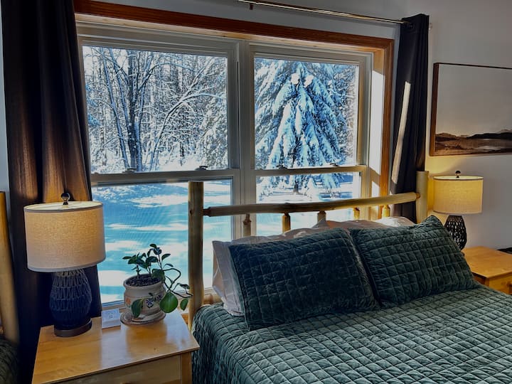 每间卧室窗外都能看到大自然和满是雪的松树
