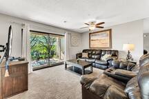 2 Pools/Hot tub/Sauna! 3 min to Strip! Large Condo