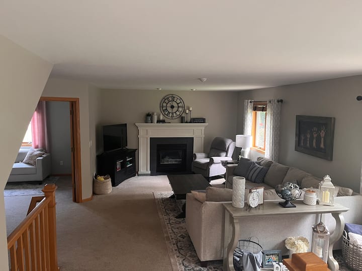 บนชั้นหลักถัดจากห้องอาหาร