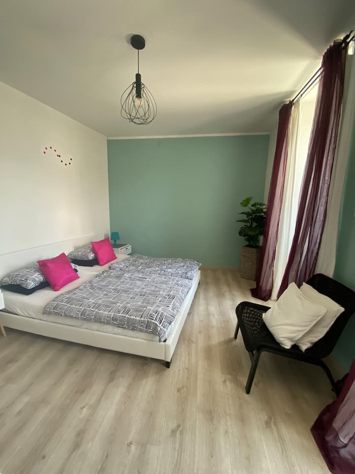 Amplio dormitorio moderno con cama tamaño «super king»