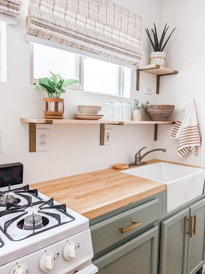 Bright And Cozy Modern Studio Steps From The Beach - Seal Beach, CA