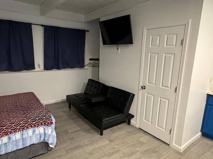 Adorable Modern Studio Travel Professional Welcome - Stockton, CA
