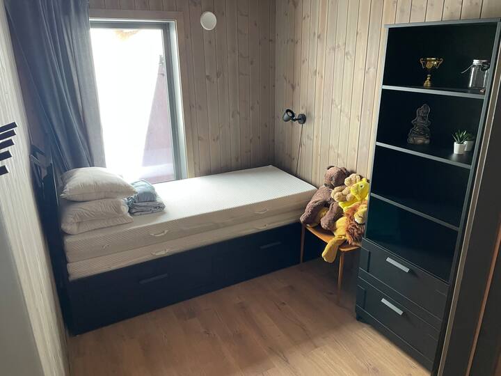 Krevet za jednu osobu koji se može pretvoriti u bračni krevet