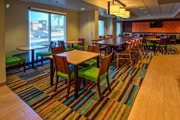 Great Location! Pool, Free Breakfast And Parking - Orlando
