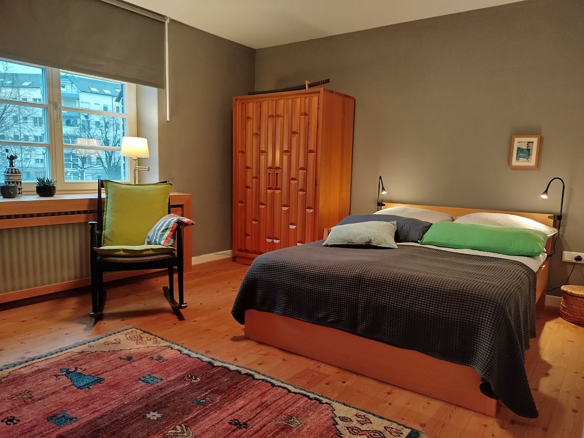 เตียงคู่ขนาด 140 x 200
รวมหมอน 2 ใบและผ้านวมขนาดใหญ่พิเศษ ผ้าปูที่นอนต่อคนไฟดับเก้าอี้โยก...