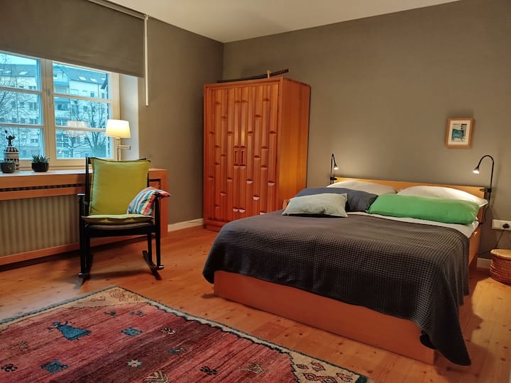 Manželská posteľ 140 x 200,
dva vankúše a extra veľká prikrývka vrátane Posteľná bielizeň na osobu, výpadok prúdu, hojdacie kreslo...