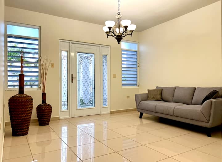 Cheerful 3-bedroom Home With Family Room & Terrace - Camuy