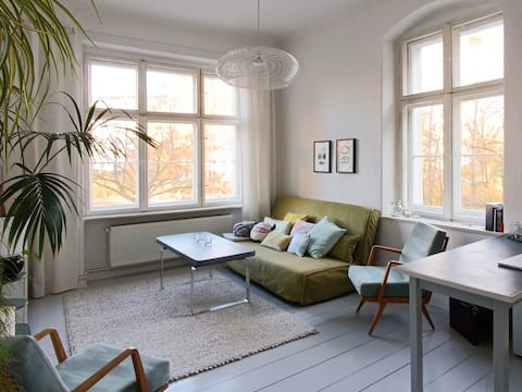 Successful Airbnb property: Directly on the canal! Great apt. with balcony in Neukölln