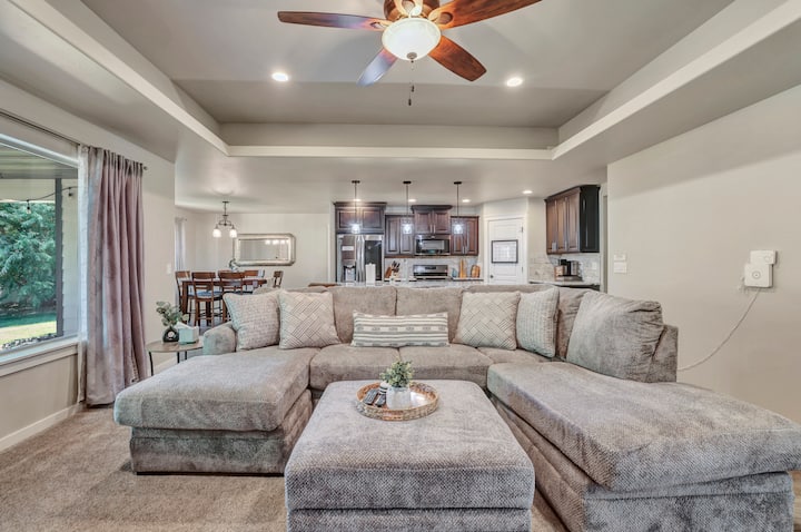 St Luke’s Walking Distance, 3 Car Garage - Twin Falls, ID
