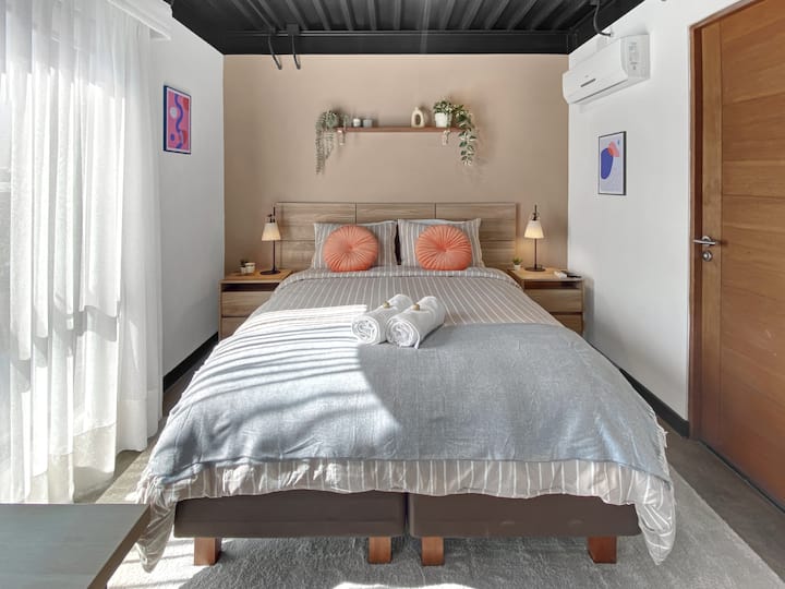 Le centre du repos commence par le confort, la douceur et la fraîcheur d'un lit, une vue dégagée sur la chaîne de montagnes et les rayons du soleil.