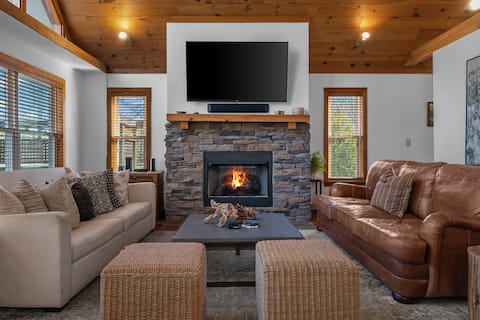 Popular Airbnb listing: Lake Keowee Cabin: Peaceful and Bright in Keowee Key