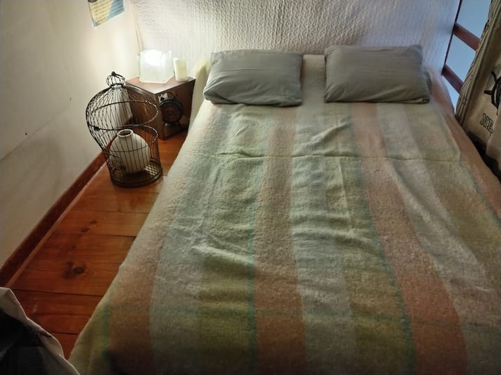 Cama doble en altillo sala de estar
