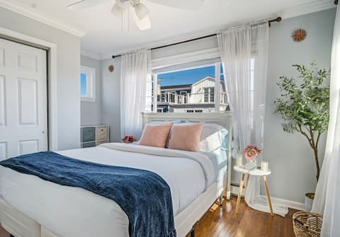Cozy Beach Block House w/ Rooftop Deck~Beach & Bar