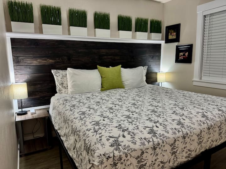 שתי מיטות יחיד עם גשר שיוצר מיטת קינג סייז