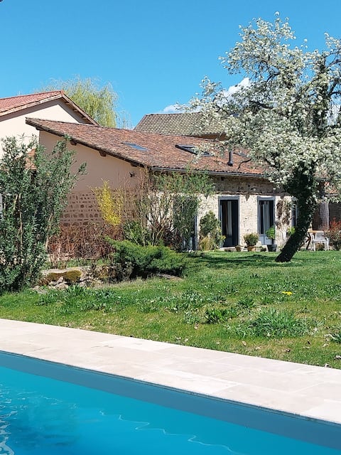 “L'Orangerie du Presbytère” with heated pool.