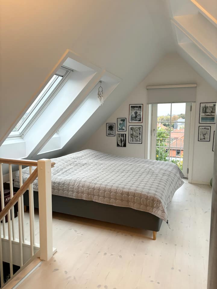 Спалня на горния етаж - двойно легло 180x200 см. Във връзка с тази стая ще намерите баня. Ако е необходимо, има достатъчно място за матрак на пода, който също е на разположение. 