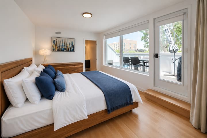 Chambre à la mezzanine avec lit King et salle de bain adjacente.
Mezzanine bedroom with King size bed and private bathroom.