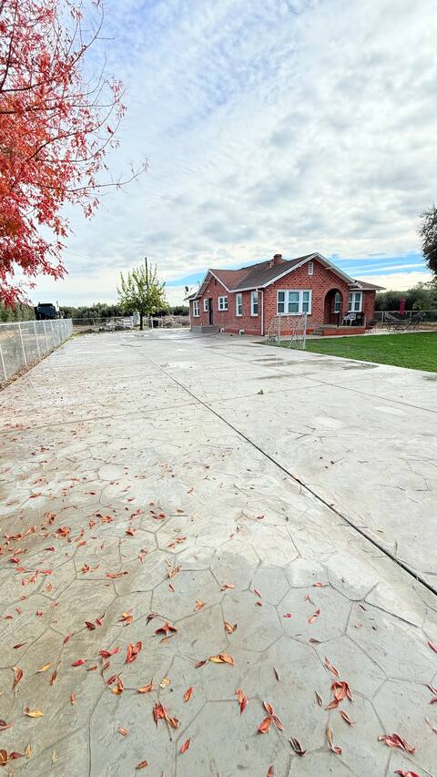 Oliver Ranch-newly renovated- huge outside space