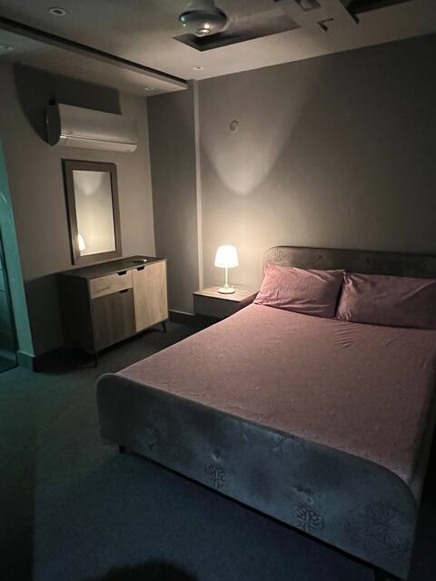 Beautiful Updated Midtown Apartment
