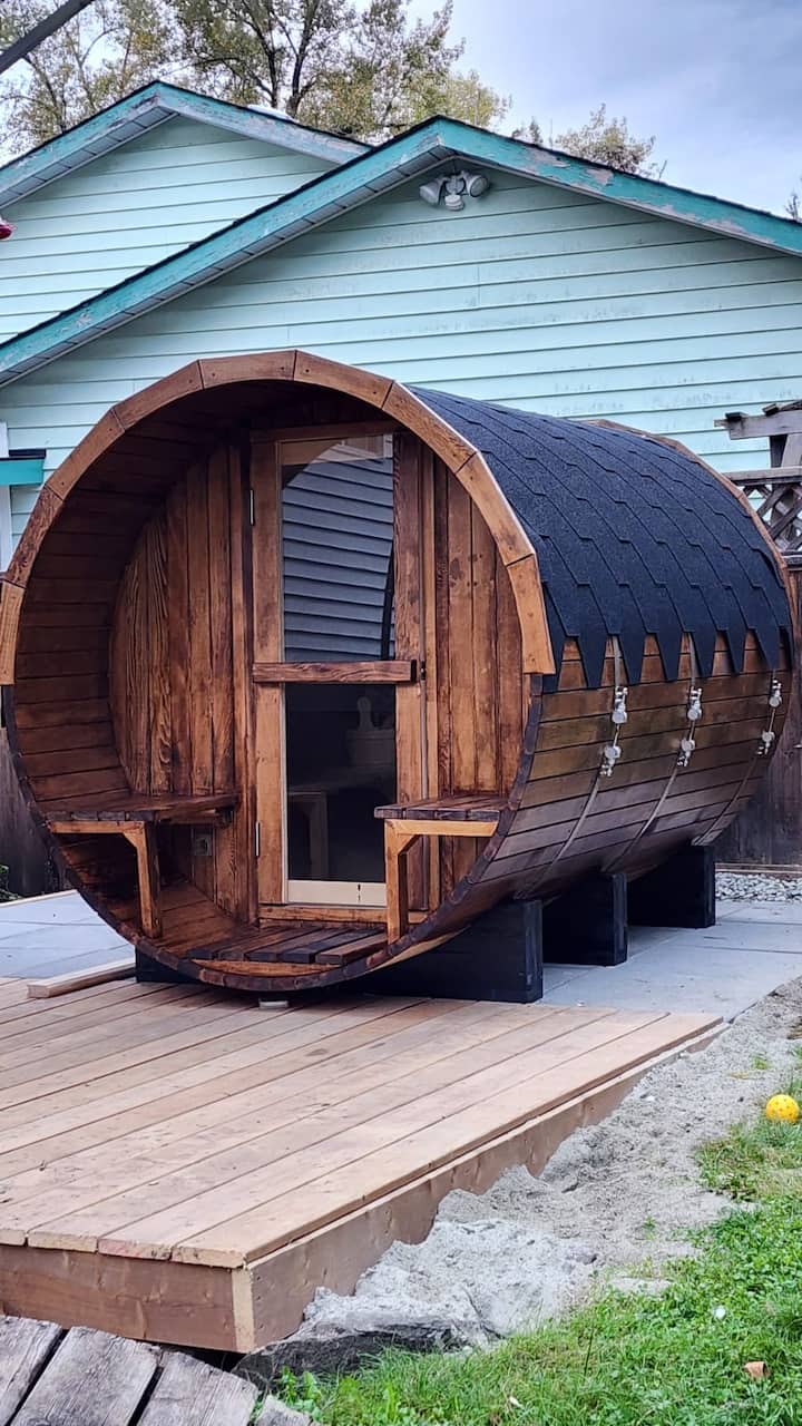 Cozy 1 Bedroom Suite W/ Sauna, Firepit & Hottub - Maple Ridge
