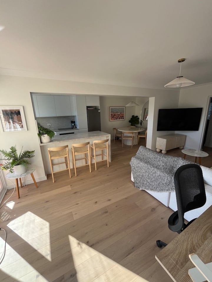 Cosy Two Bedroom Coastal Apartment With Ocean View - Randwick