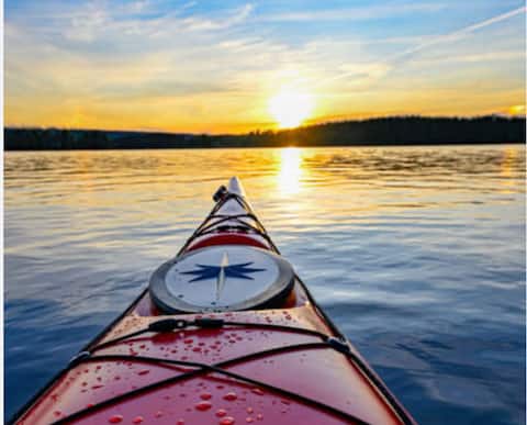 Waterfront Villa with kayaks. 25 min to the city!