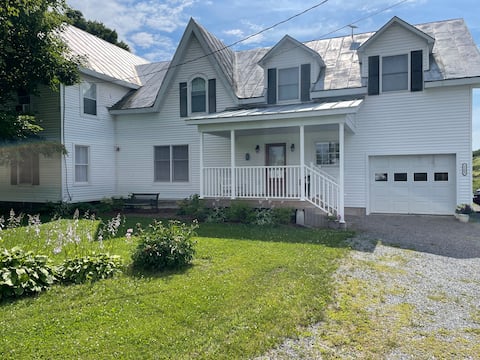 The Berkshire House - Spacious Farmhouse
