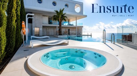 Penthouse Panoramic Sea Views & Jacuzzi by Ensuite
