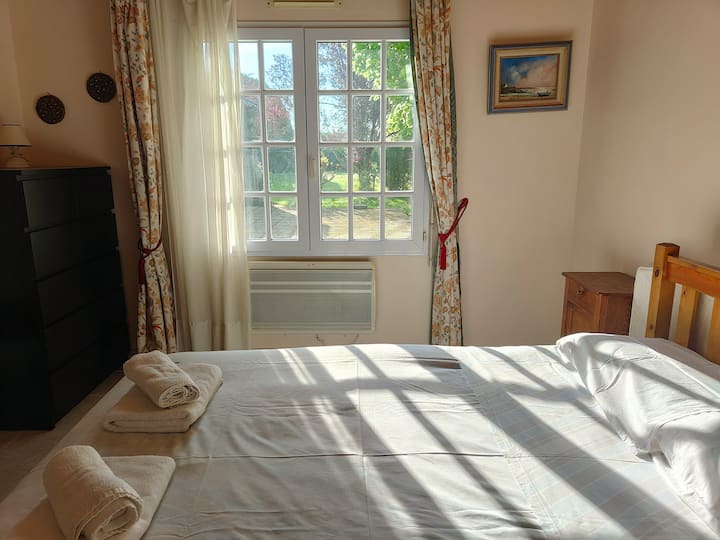 Prostrana spavaća soba s ormarom i komodom. 
Ekspozicija na istoku. 