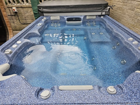 Spa Home with Swimming Pool, Hottub, and Sauna