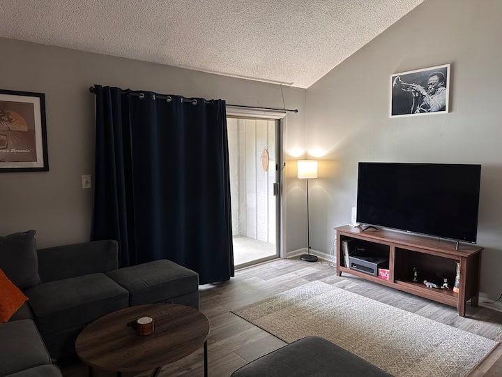 2 Bed Condo, Walk To Campus, Free Parking - Auburn, AL