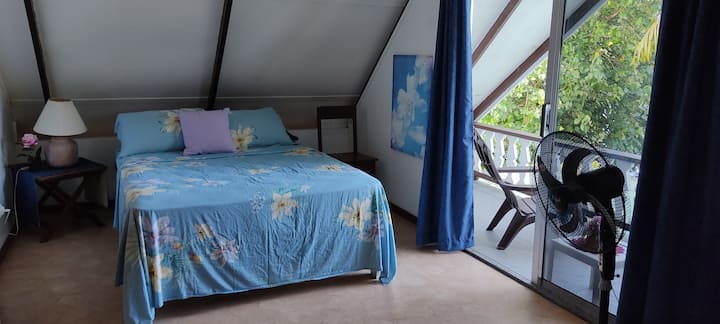 В тази стая има 1 стоящ вентилатор. През деня е горещо, най-добре е да останете на приземния етаж.