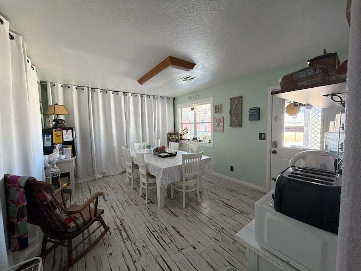 Yellow Room 1 Queen Bed 1 Dbl, Bath, Dining Room - Pahrump, NV