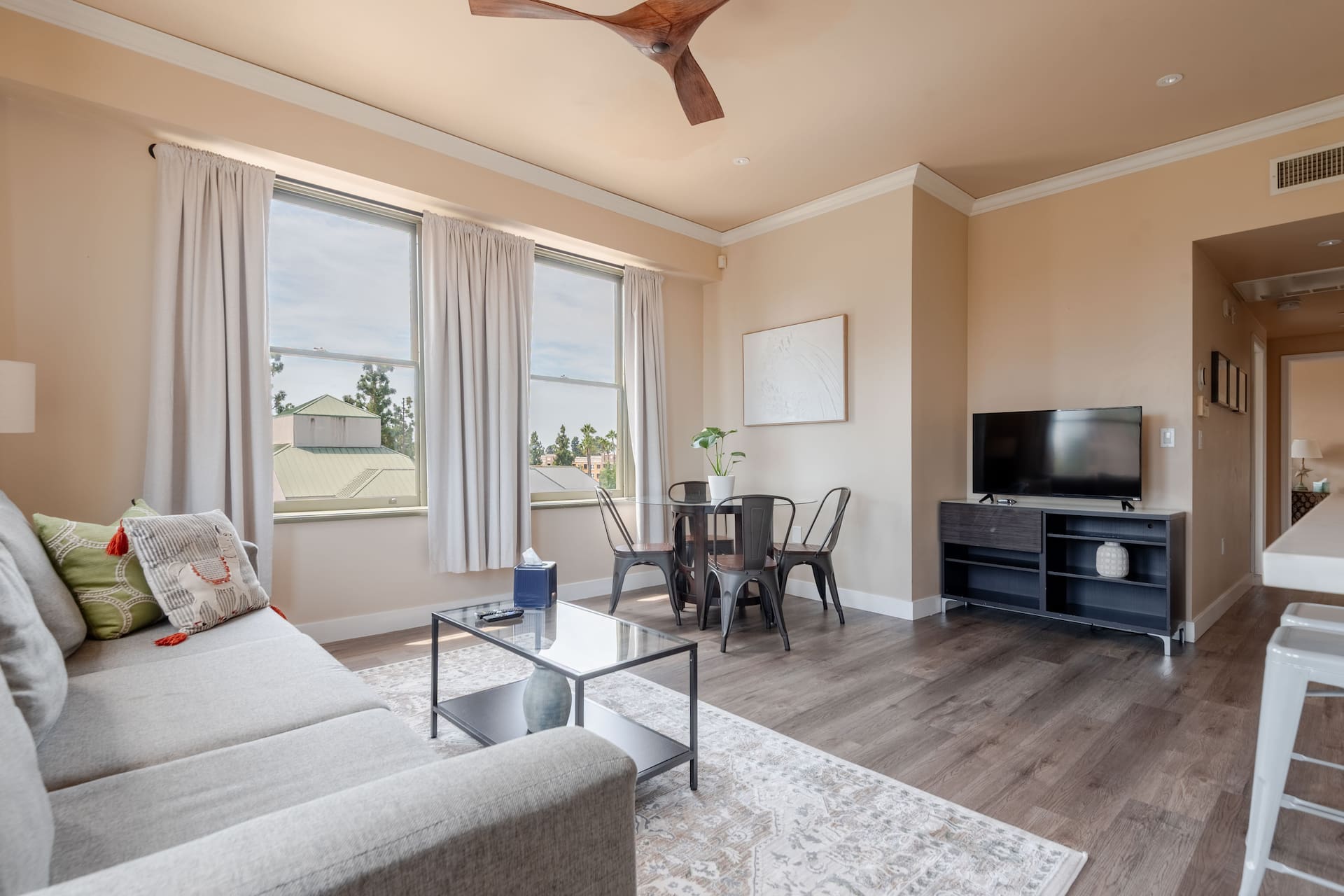 Remodeled 4th Floor Corner Unit w/ Fireworks View