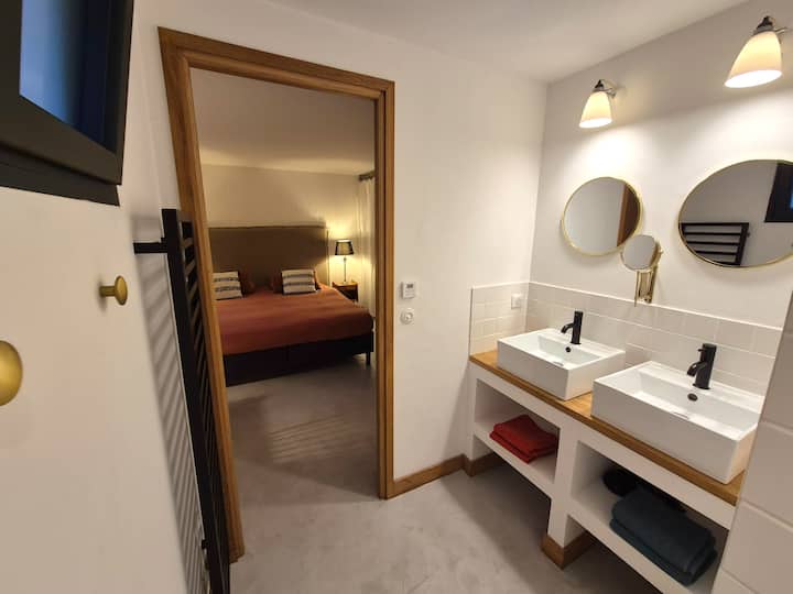 kúpeľňa apartmánu. 2 umývadlá a sprcha