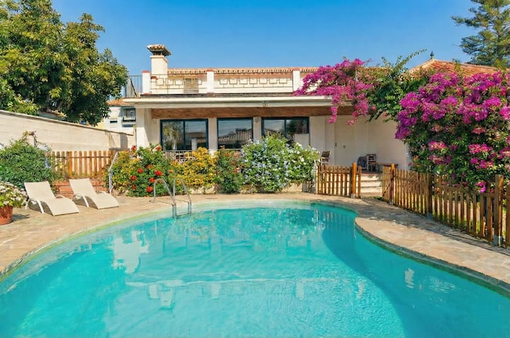 Lujoso Chalet Con Piscina Muy Cerca De La Playa - Rincón de la Victoria