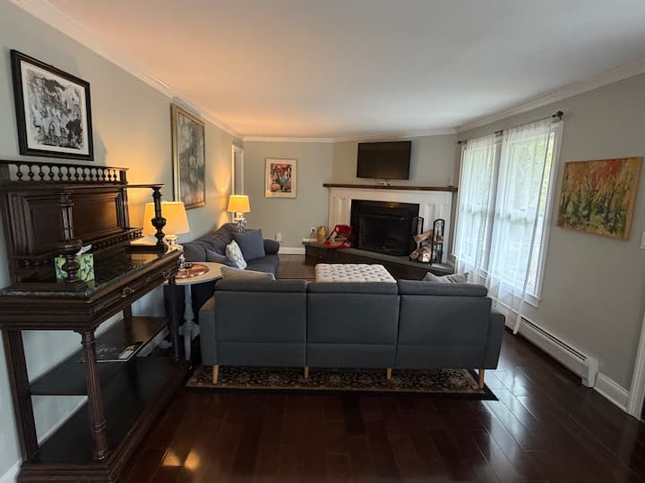 Cheerful 4 Bedroom Home With All The Updates. - Newtown, CT