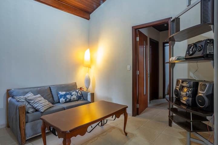 Sala de estar y sofá cama en la zona gourmet, puerta que divide la suite número 4