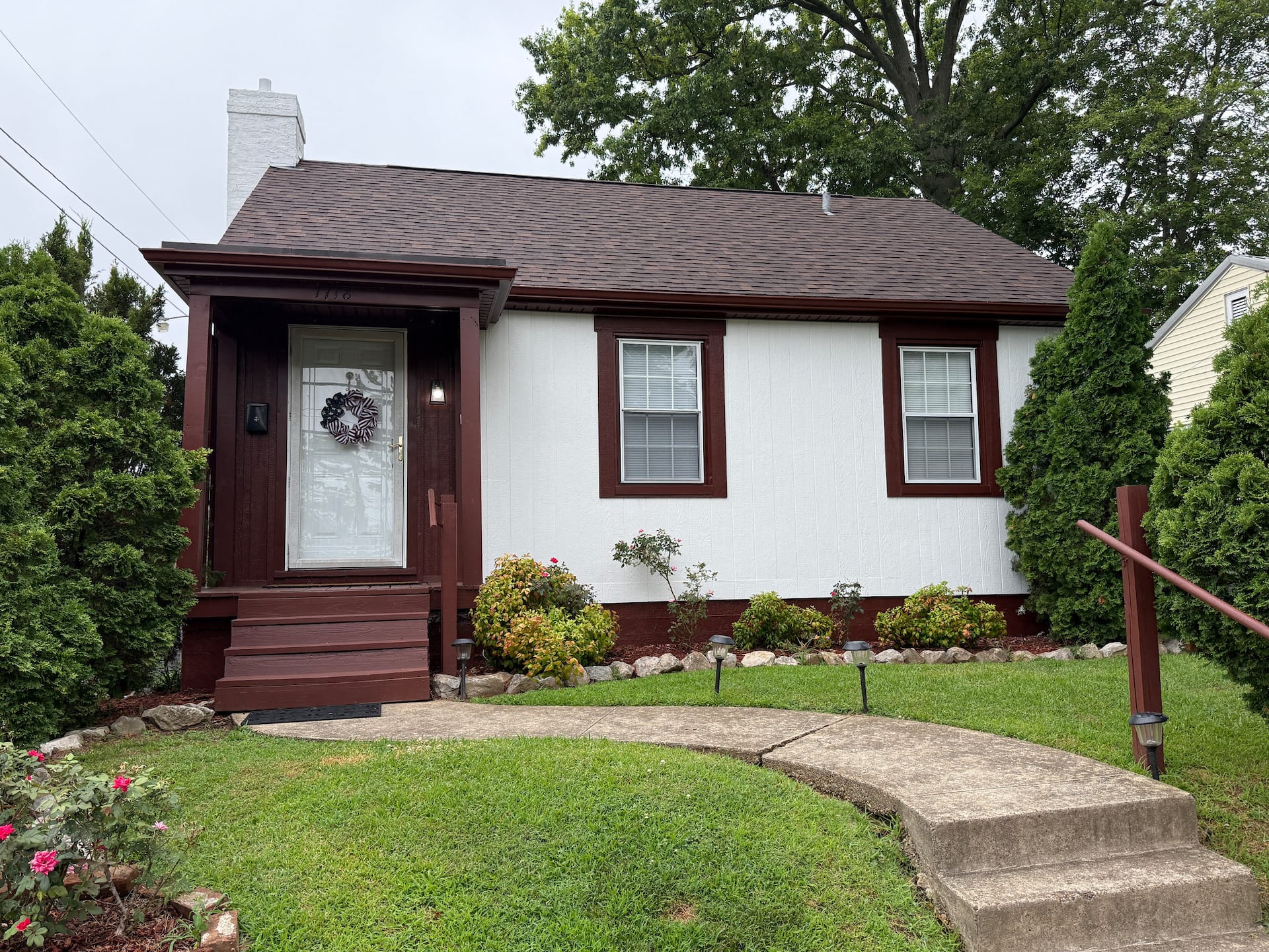 2 bedroom w/free on-site parking. Near downtown