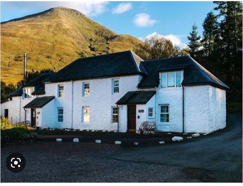 Cheerful 2-Bedroom Country Cottage with Woodburner