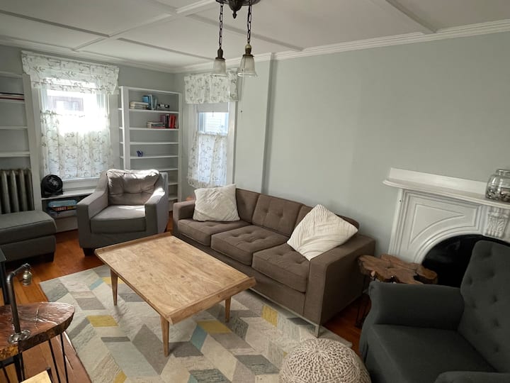 Sunny 2 Bedroom, Close To Beaches & Harbor - Manchester-by-the-Sea, MA