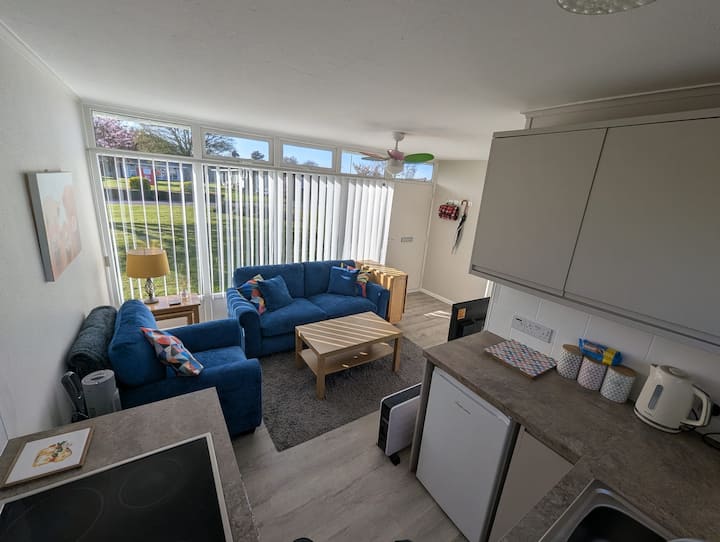 Cheerful 2 Bedroom Chalet With Access To Pool - Wroxham