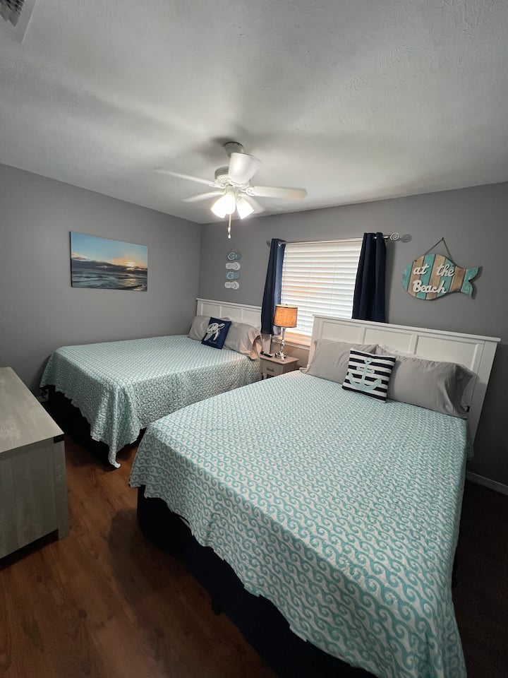 提供标准双人床、衣柜内的抽屉柜、智能电视、额外的毯子和枕头。